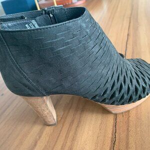 Paul Green ankle peep toe high quality booties size 6